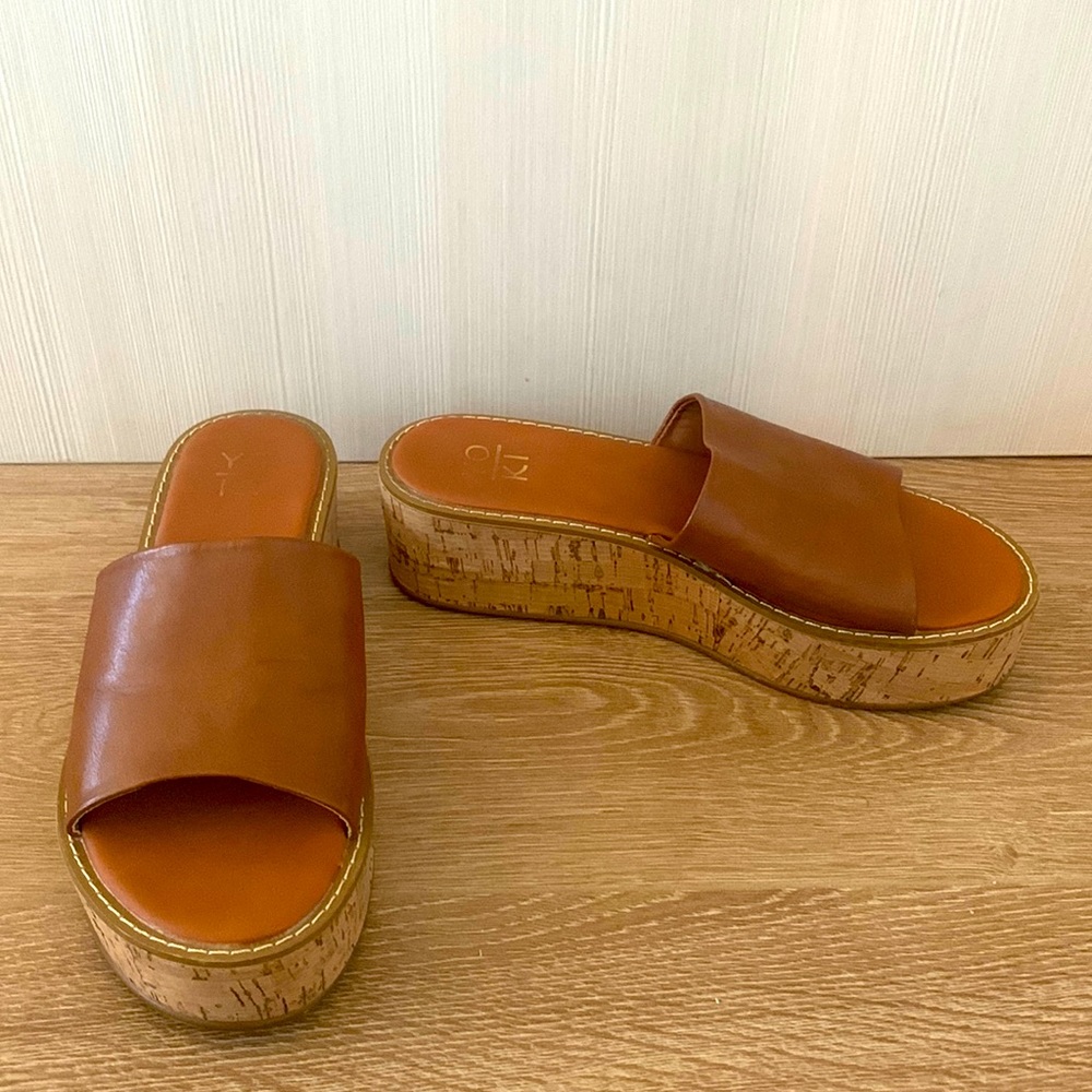 Camel slide with cork platform